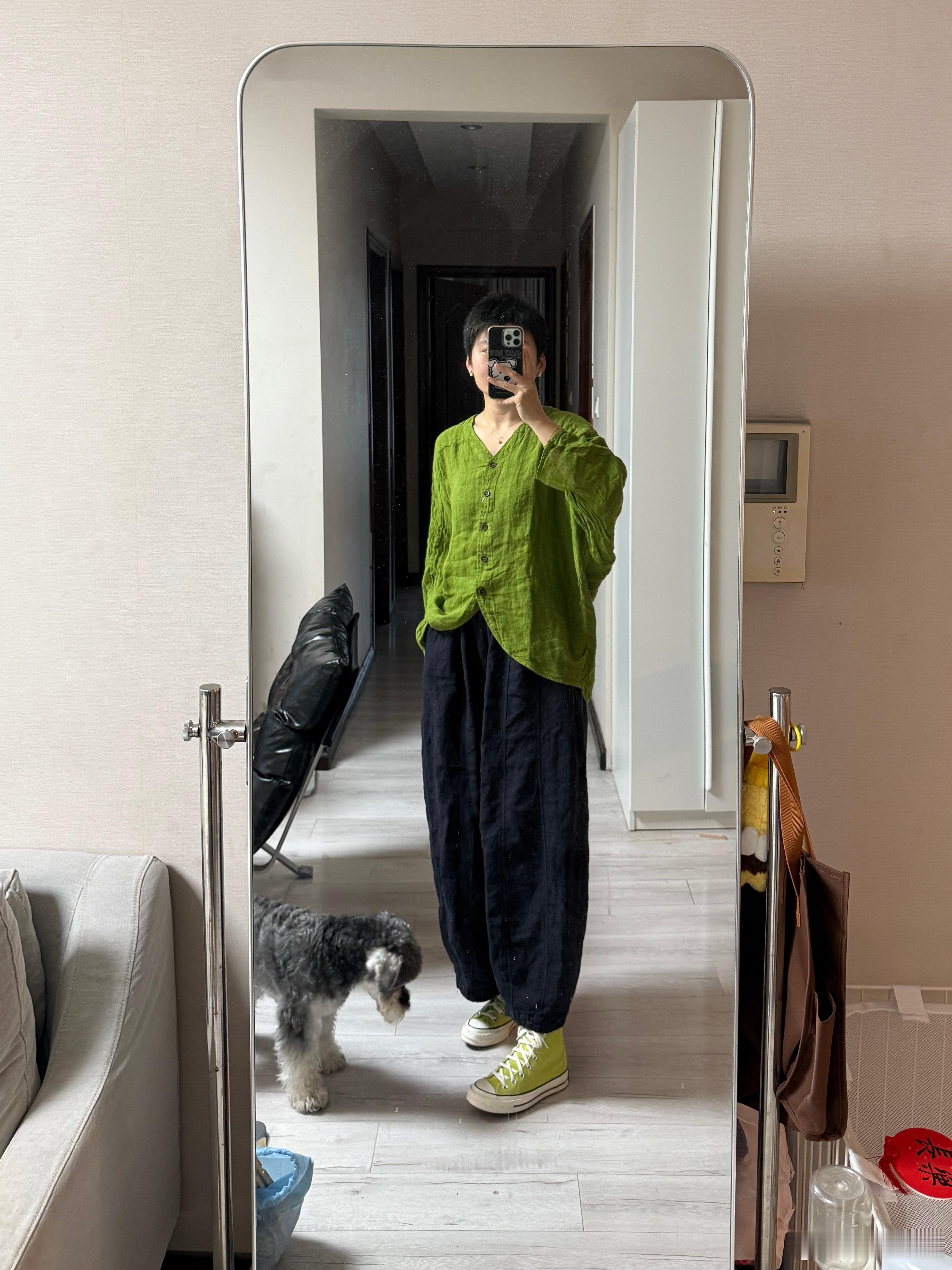 穿搭 绿野仙踪好显白，下雨降温穿纯麻长袖长裤最舒服。带娃去复查牙齿+确定正畸方案