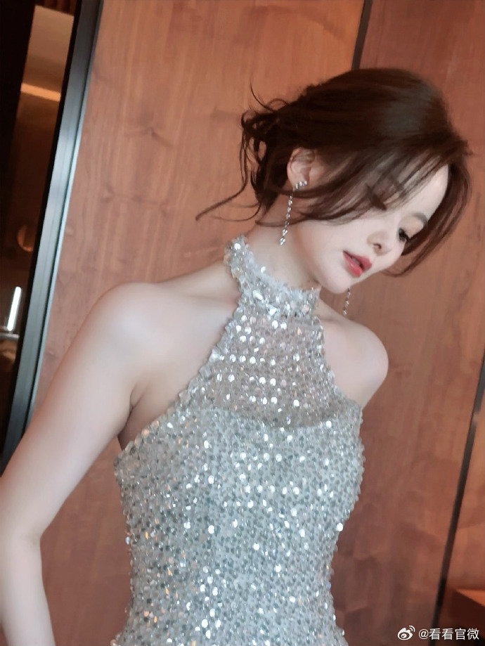 陈卓璇美成啥样了陈卓璇美得很轻松 鎏金闪光的银白色的挂脖裙，陈卓璇美成啥样了，完
