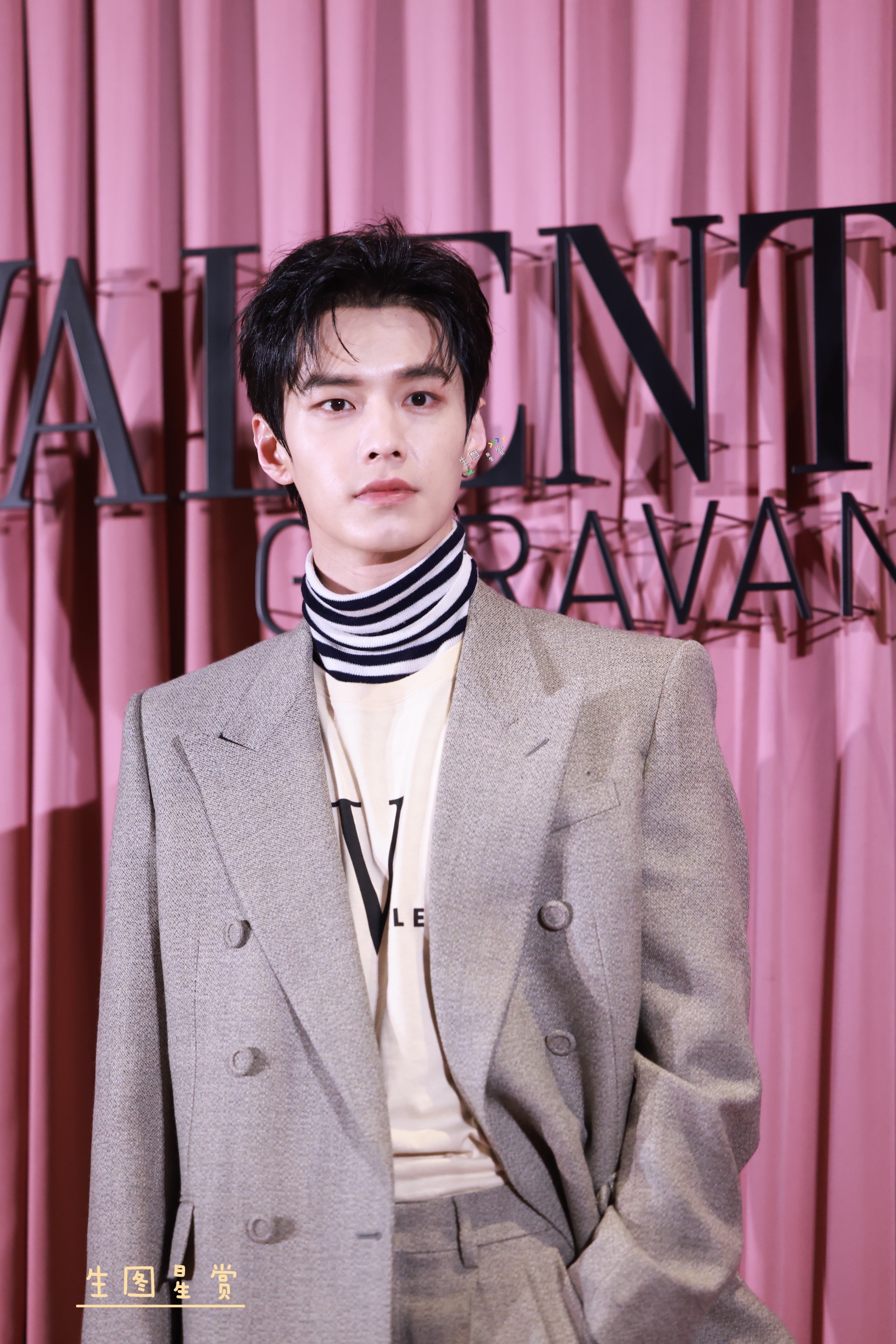 何与品牌活动出图西装帅气贵公子何与 人红了五官也帅得清晰了