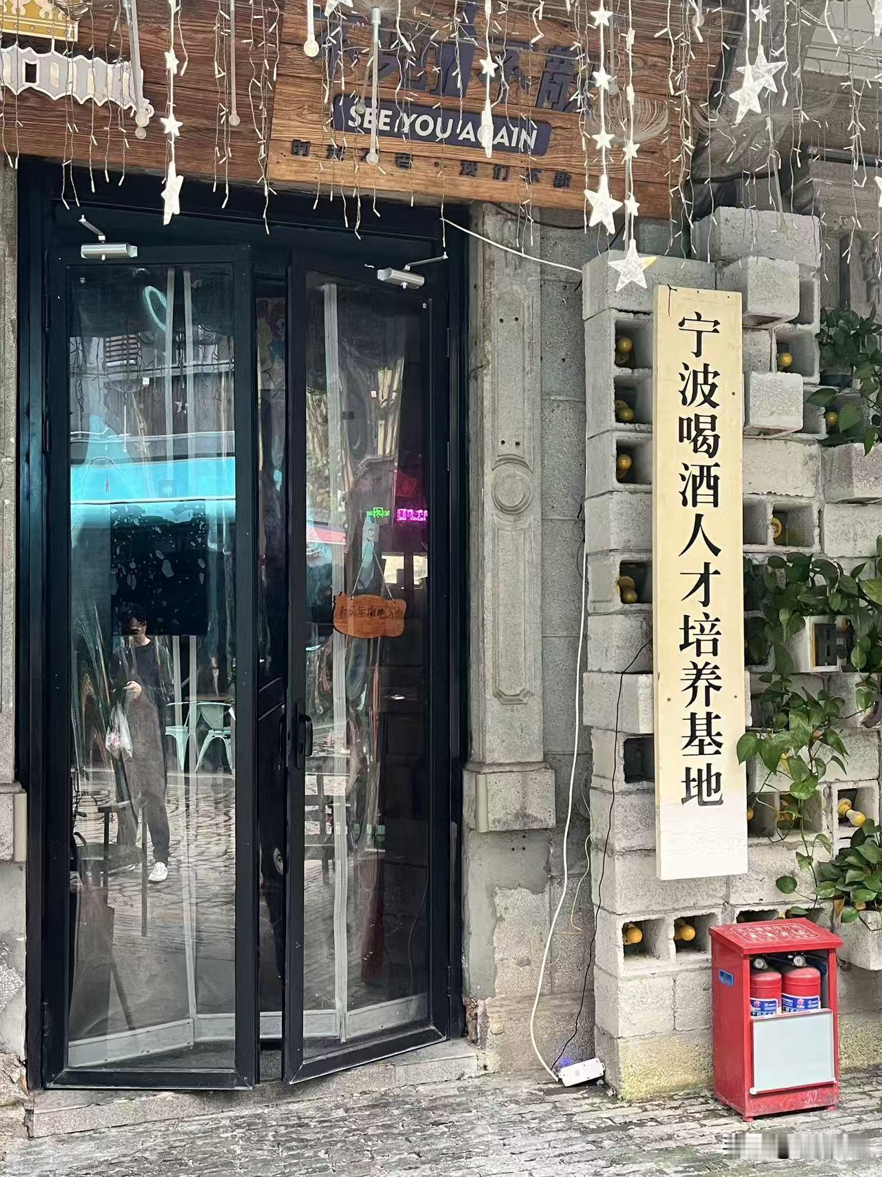 刚毕业就老了，但在梦里在冥冥中，一直感觉有老师在指引，在诱导，在教诲却找不到学校