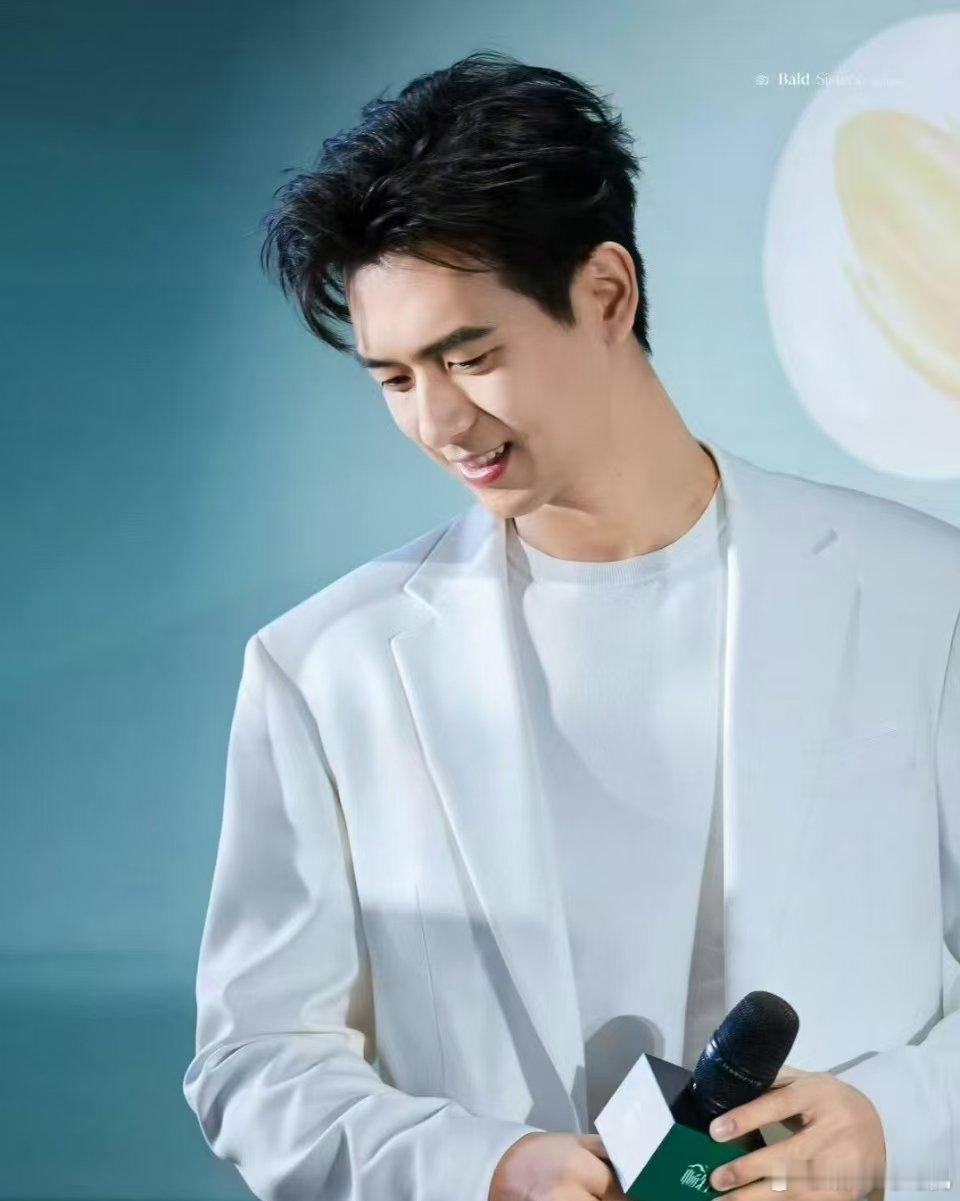 李现硬照就是硬帅 镜头下的他自带“型男滤镜”！利落线条勾勒出的肩背张力十足，冷冽