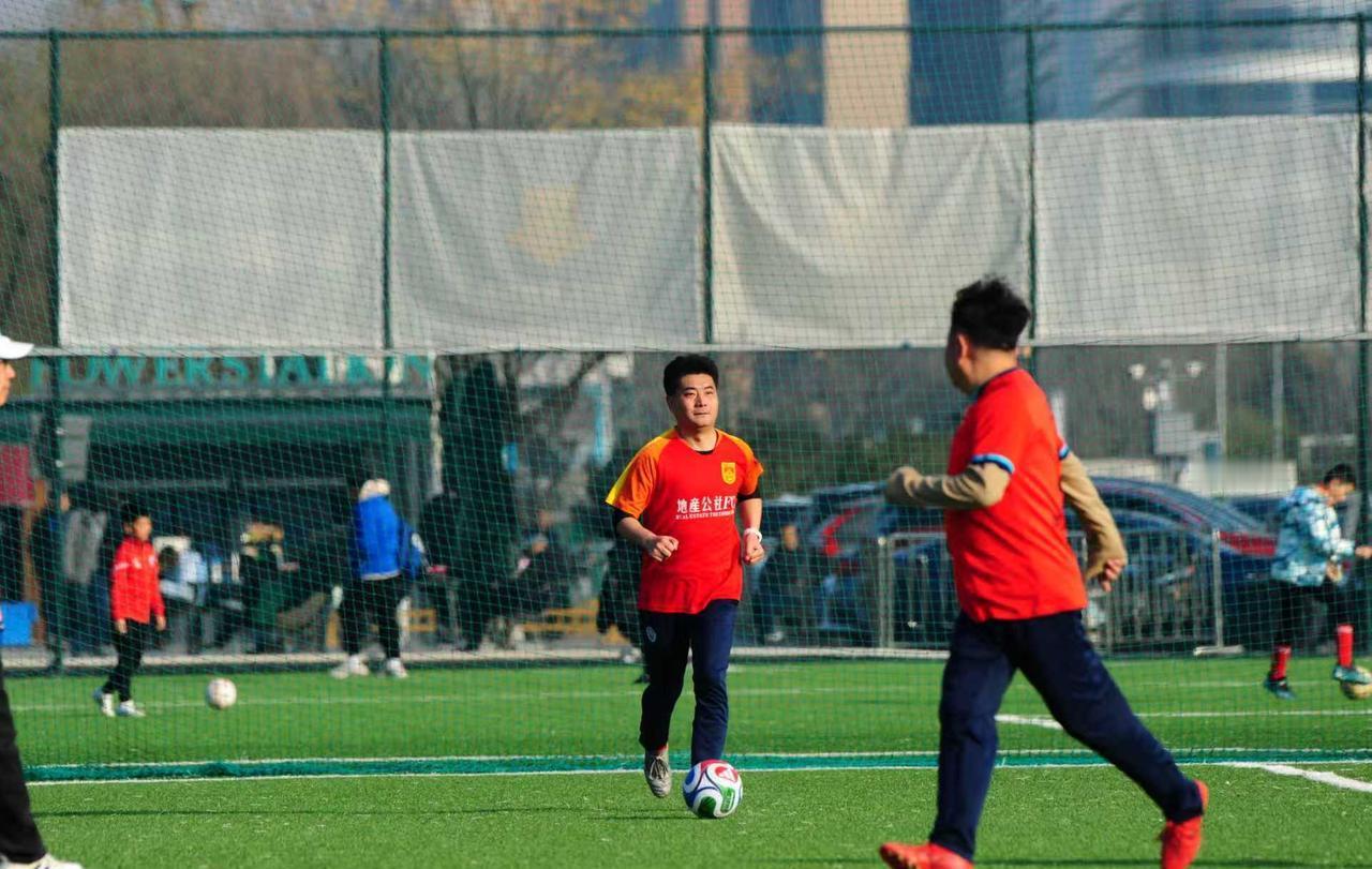 35岁后踢球的人反而暴涨23%，足球场正在成为中年男人的秘密教堂。
你看见的是他