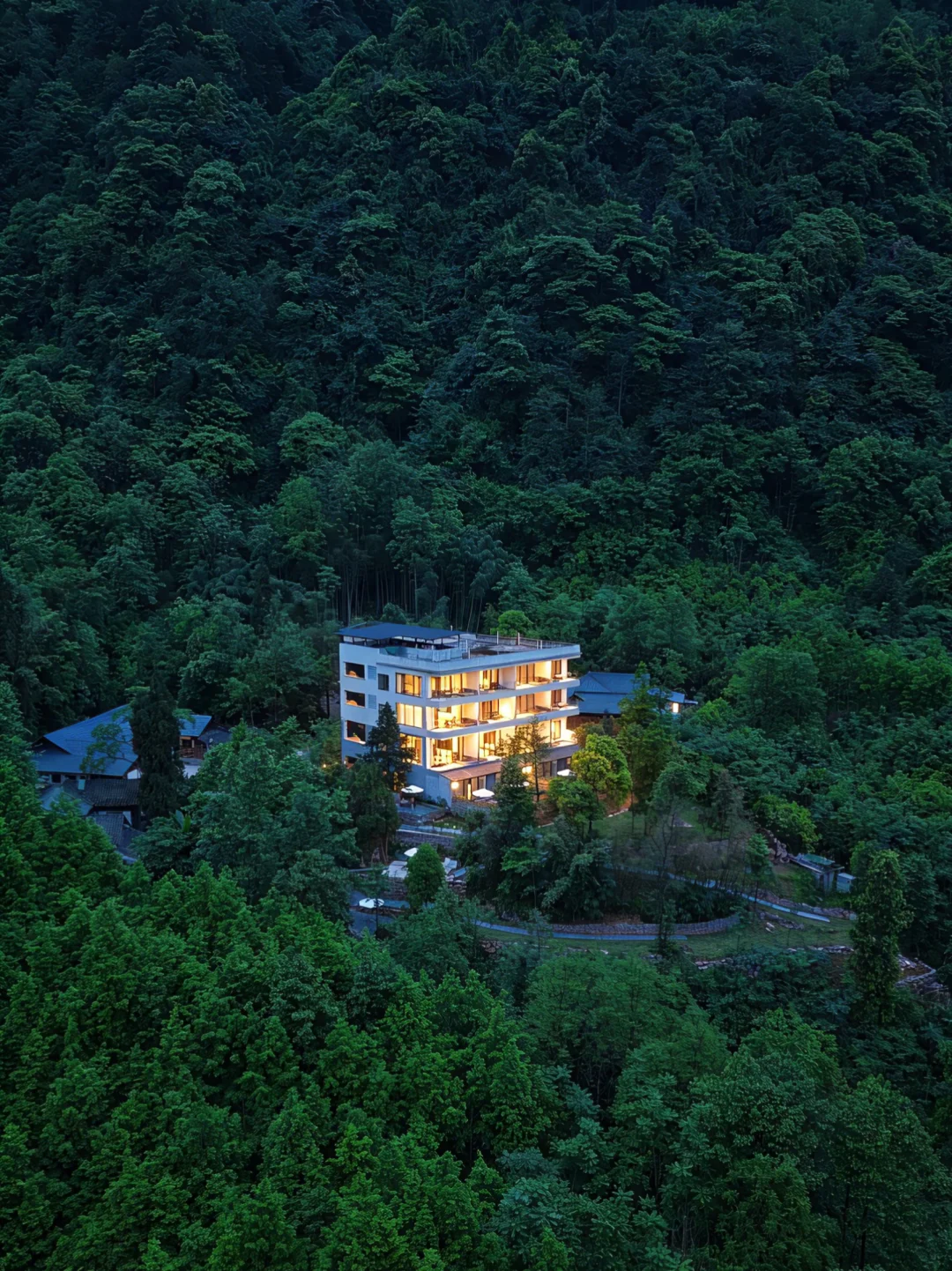 成都周边，住进推窗便是青山入怀的私汤民宿