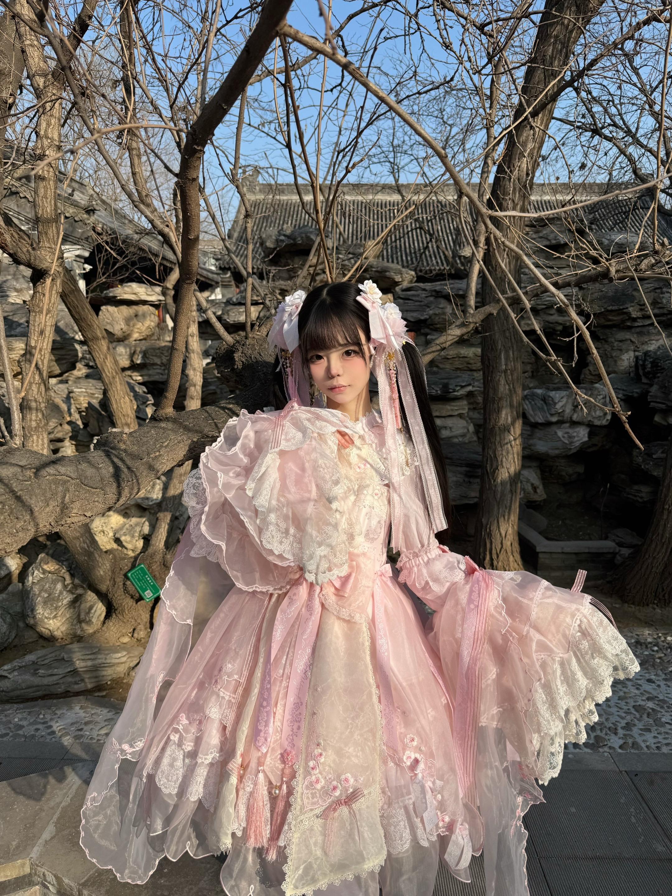 那年杏花……    十指相扣的瞬间 我们揉进了同一段命运