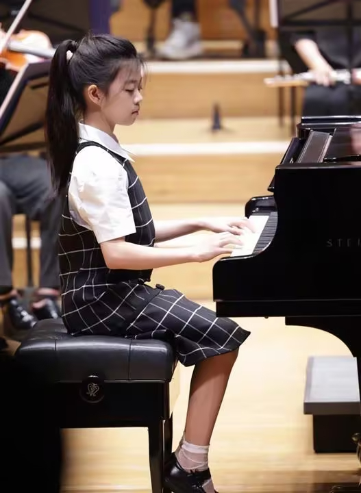 章子怡骄傲了！10岁女儿参加钢琴演出，汪峰带三个孩子一起去支持，还罕见发文夸海宝