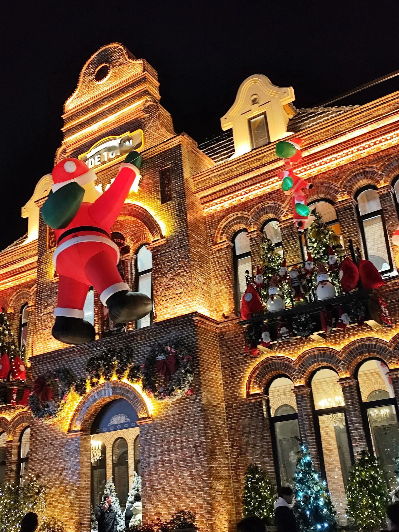 别再扯什么庆祝圣诞节了，西郊这块已经庆祝快俩月了！自从大兴东路的海德小镇圣诞装饰