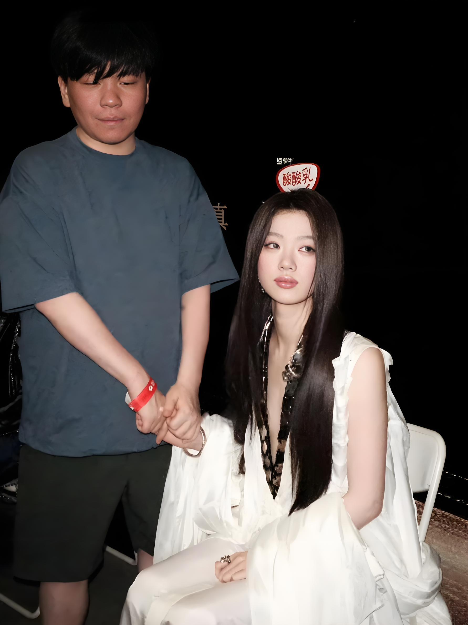 单依纯唱腔绝对是和常石磊学的，两人发音简直一模一样！[允悲] ​​​