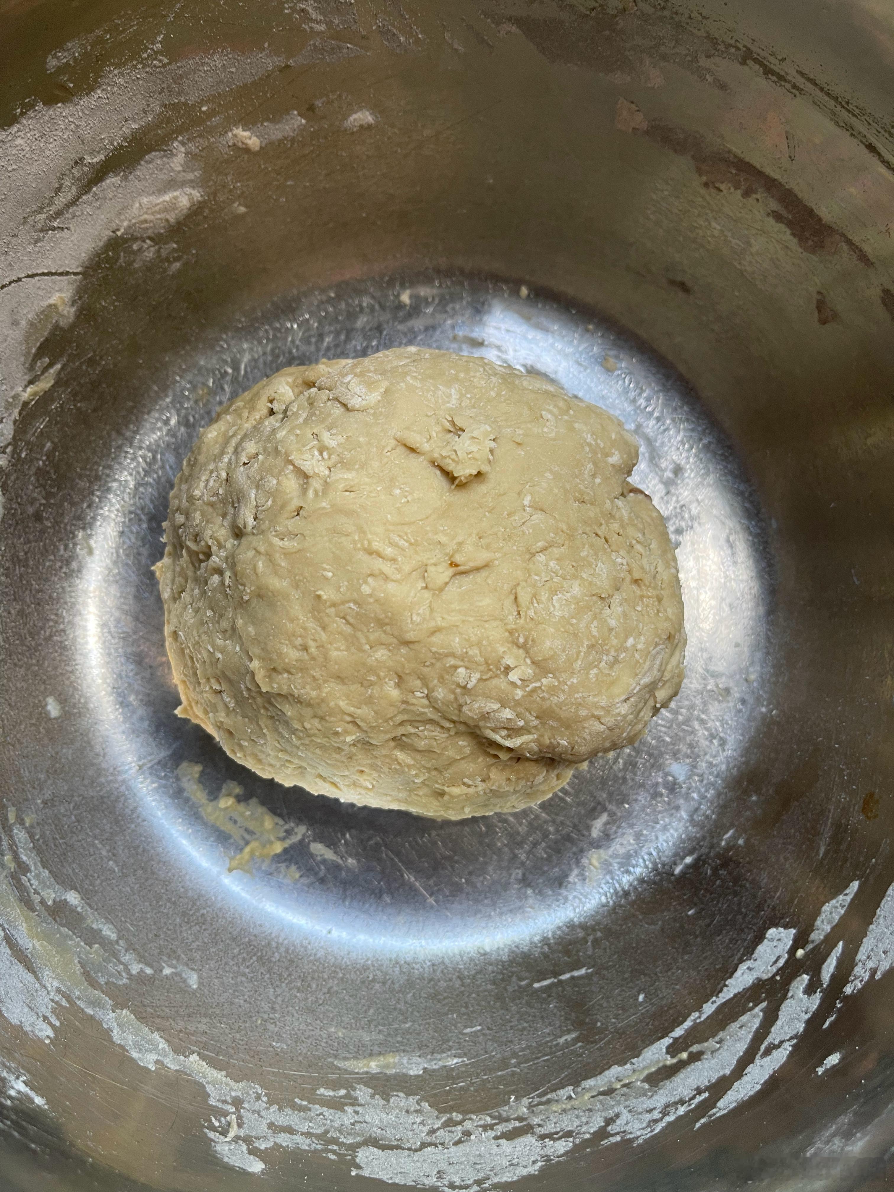 南方人第一次挑战做面食做红糖馒头，下面两个是发酵一小时前后的面团对比，看操作指南