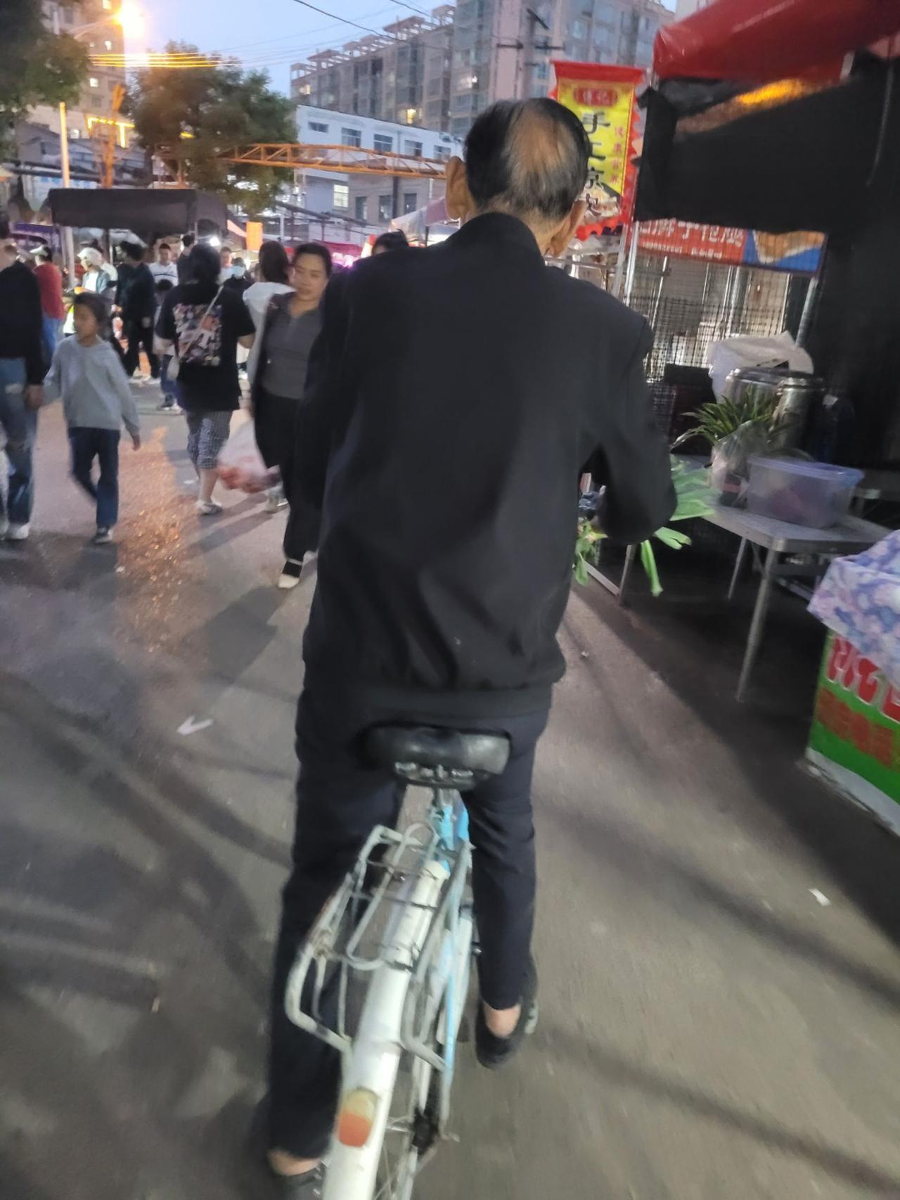 我的继父，在查出得了肺癌后，硬生生扛了2年，昨天把他送到医院，他给了我一张40万