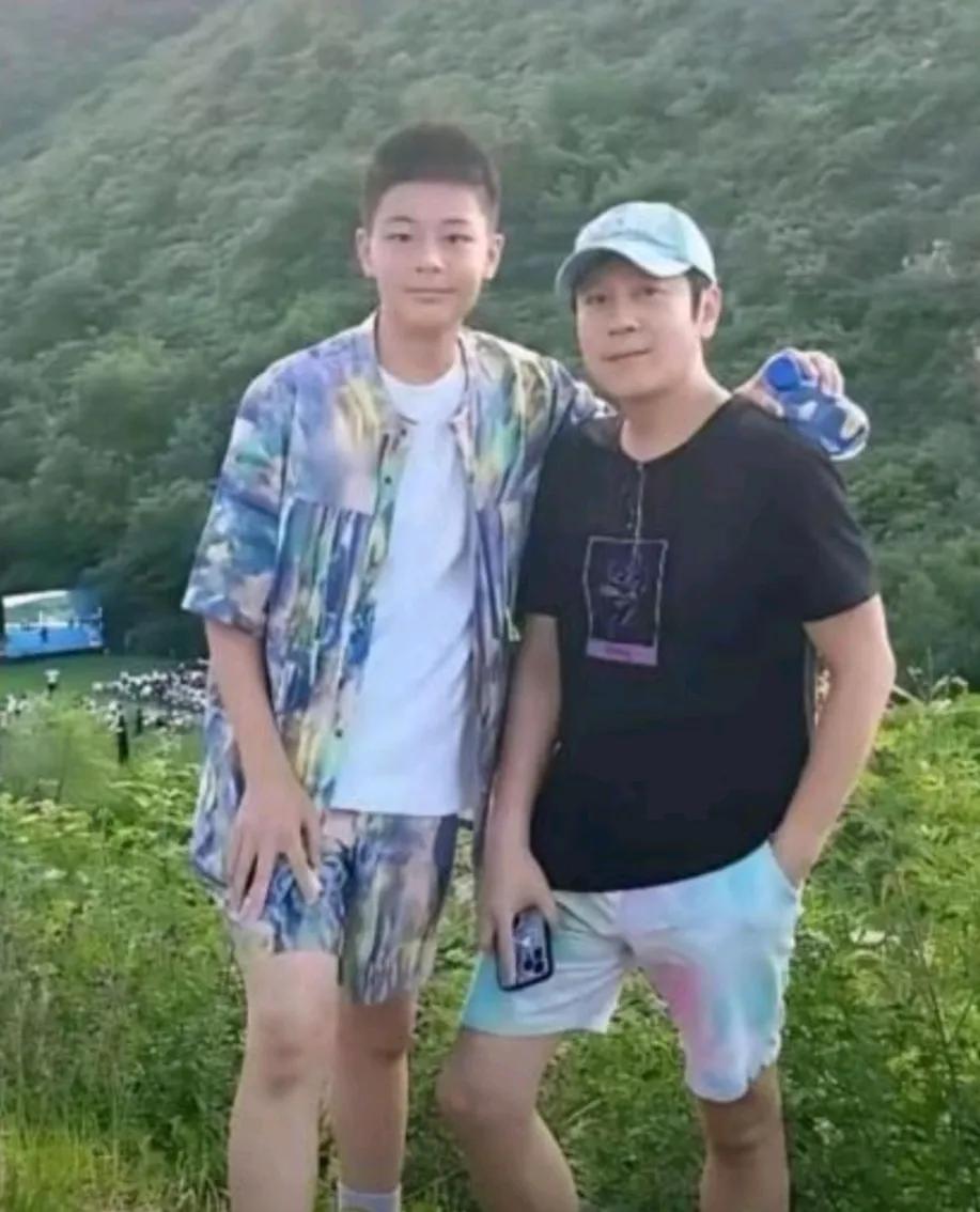 庆庆都这么高了！

蔡老师的儿子真帅啊

这一米八的大高个

再加上这端正的五官