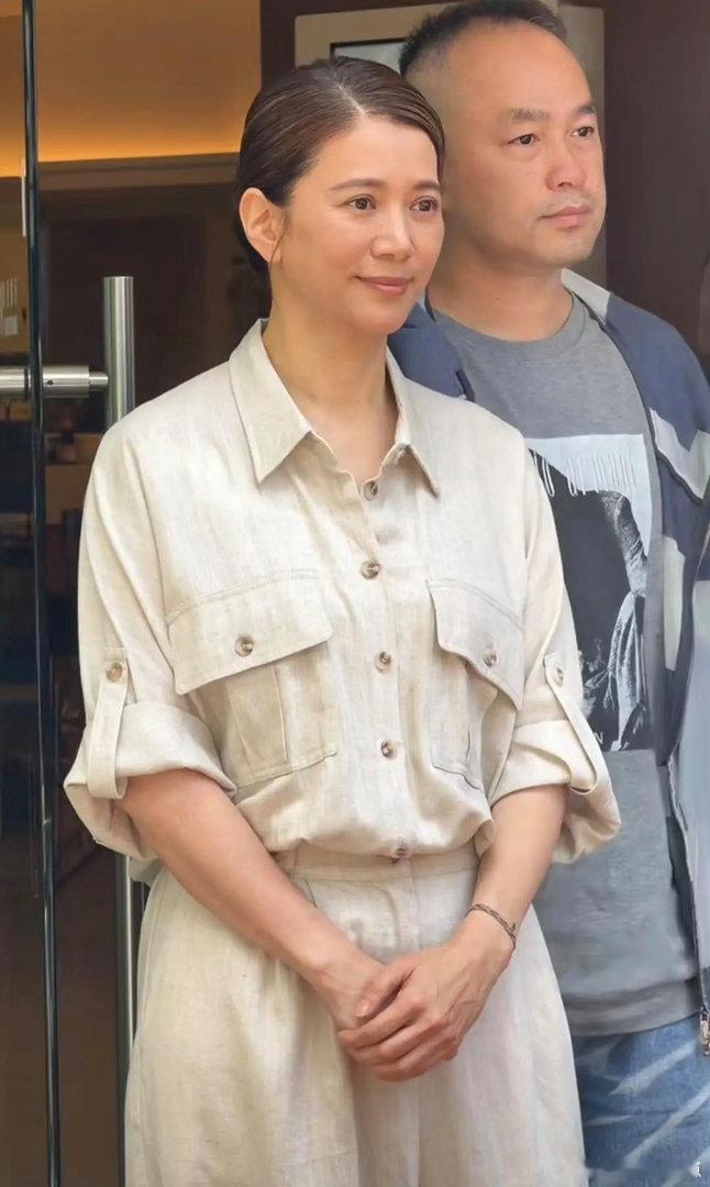 54岁袁咏仪直面纯素颜，肌肤状态在线，一身米白连体装，休闲随性又不失时尚格调。 