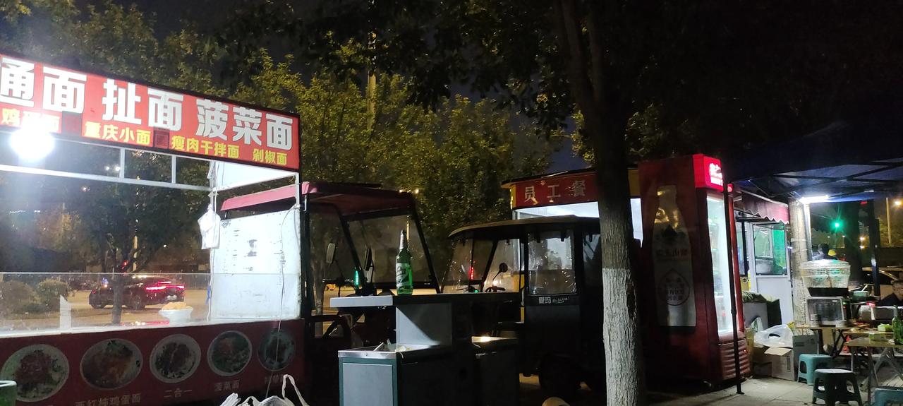 分享城市新鲜事西安夜市小吃摊，路口，社区，小区门口……随处可见的三轮车小吃摊，小