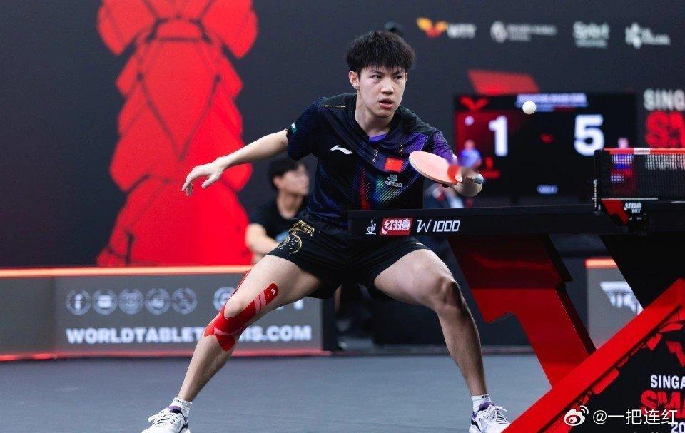 WTT新加坡单打首轮比赛继续进行，国乒8人出战男单，6人晋级32强。陈俊菘2-3