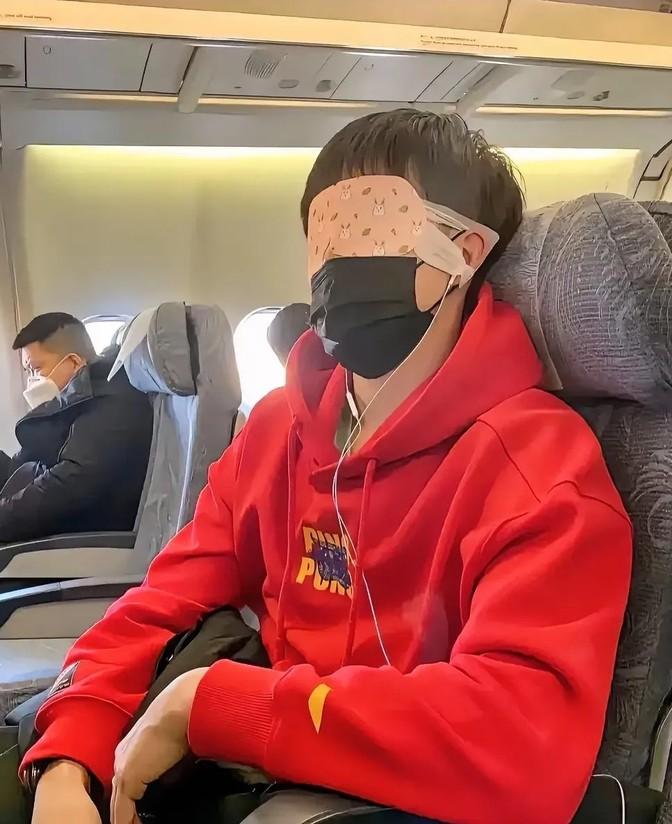 头哥，我太懂你了！在飞机上戴着口罩，你肯定是为了防止自己用嘴巴呼吸，怕被拍到样子