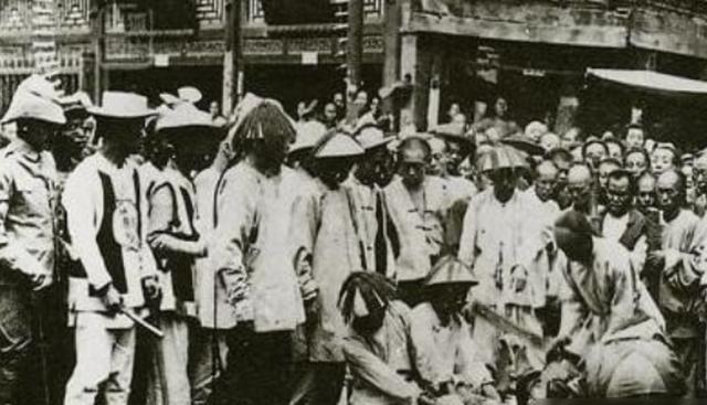 1855年，京城，小刀会一名女将被凌迟处死，她被五花大绑地捆在木桩上，衣服被扒光
