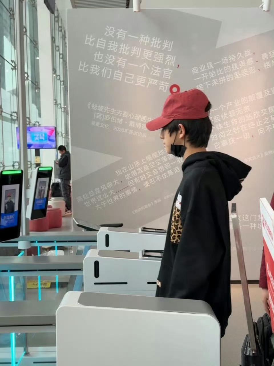 陈浚铭飞海口 陈浚铭今天飞海口！又要回去拍戏了陈浚铭回海口了