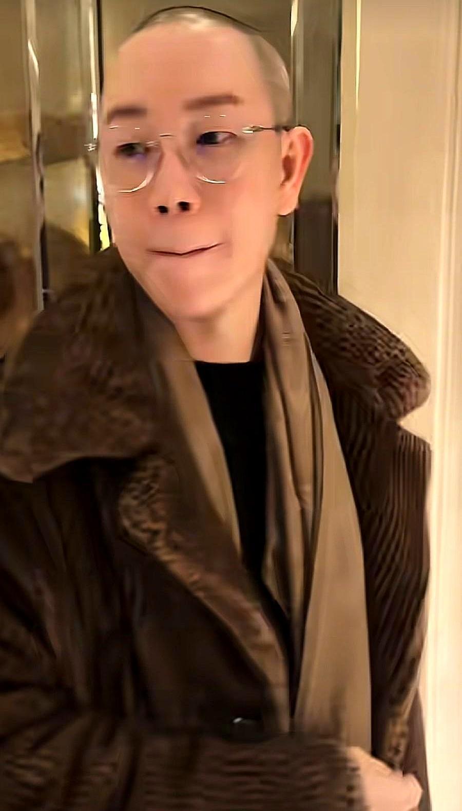 谁能想到，春晚最抢镜的不是王菲，而是她后台的化妆师Zing。
一件近2万的香奈儿