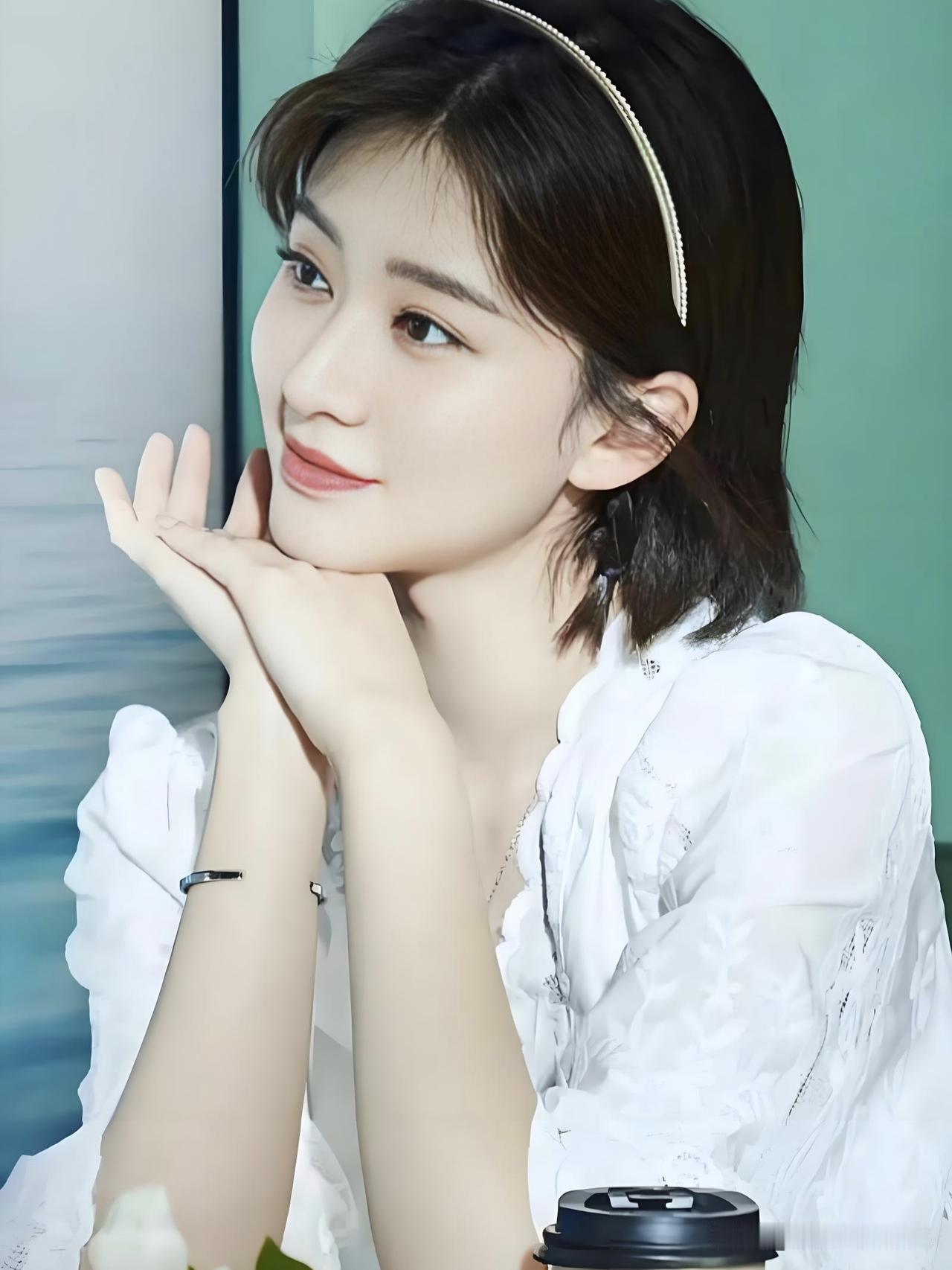 乔欣：温柔与坚韧并存，以清澈眼眸演绎百变角色，用从容姿态书写优雅人生。在人生中,