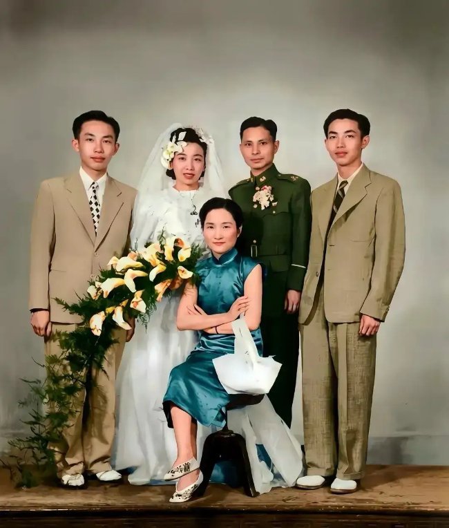 这是一九四七年陆小曼在南京参加侄女陆宗麟婚礼时留下的一张照片 