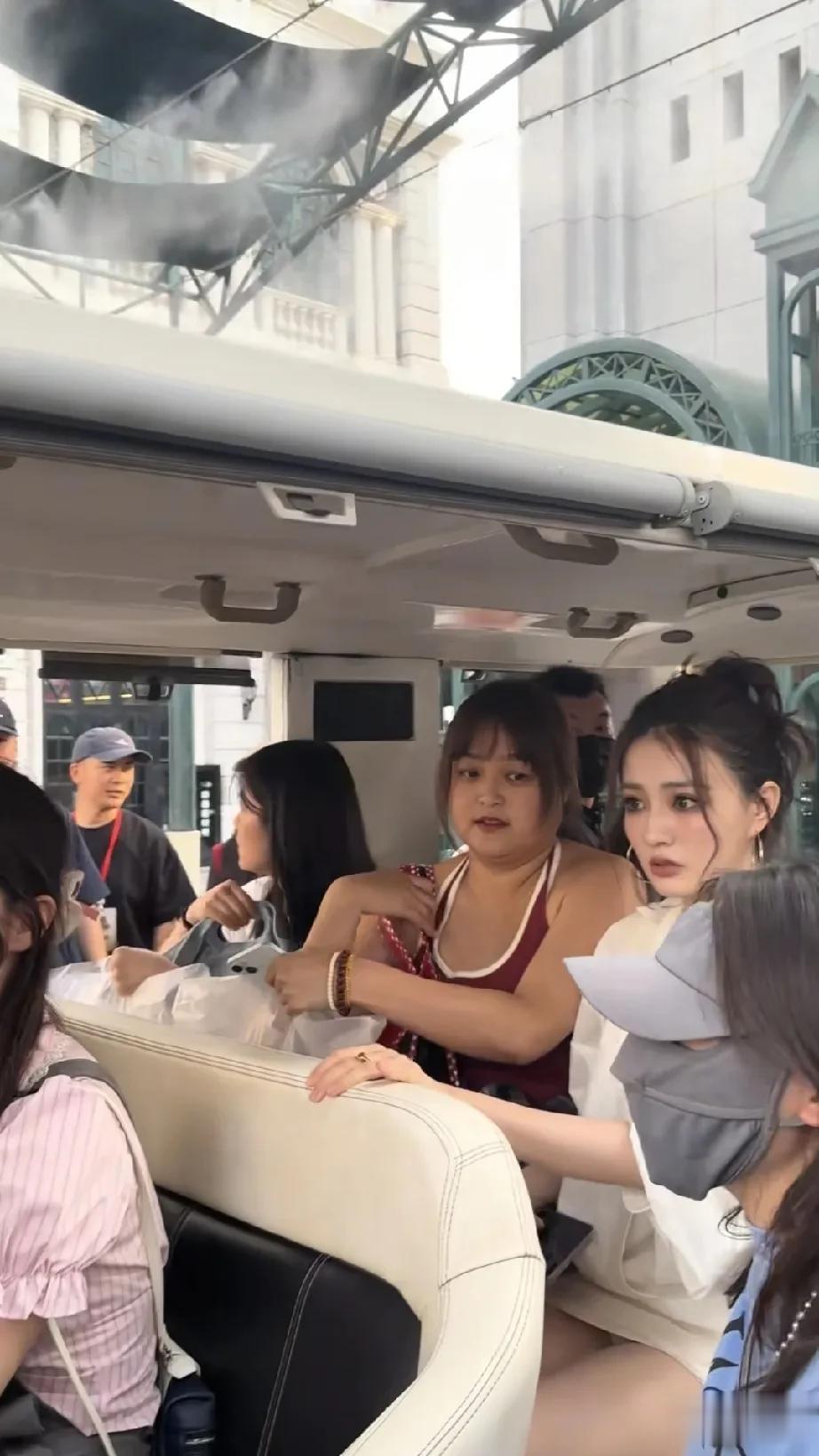 徐璐懵圈状态，一脸不知所措的表情太可爱了