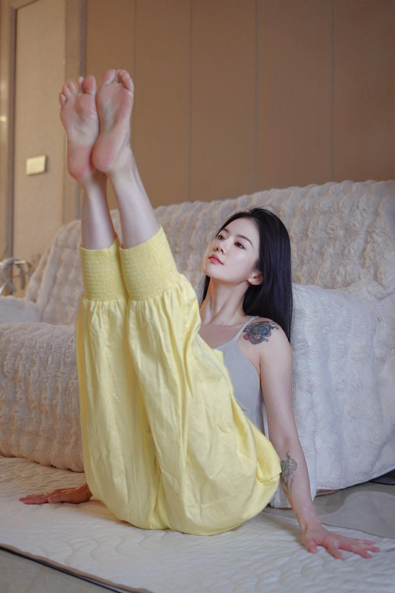 瑜伽晨练｜做人不必太紧绷。瑜伽女孩 瑜伽拍照体式