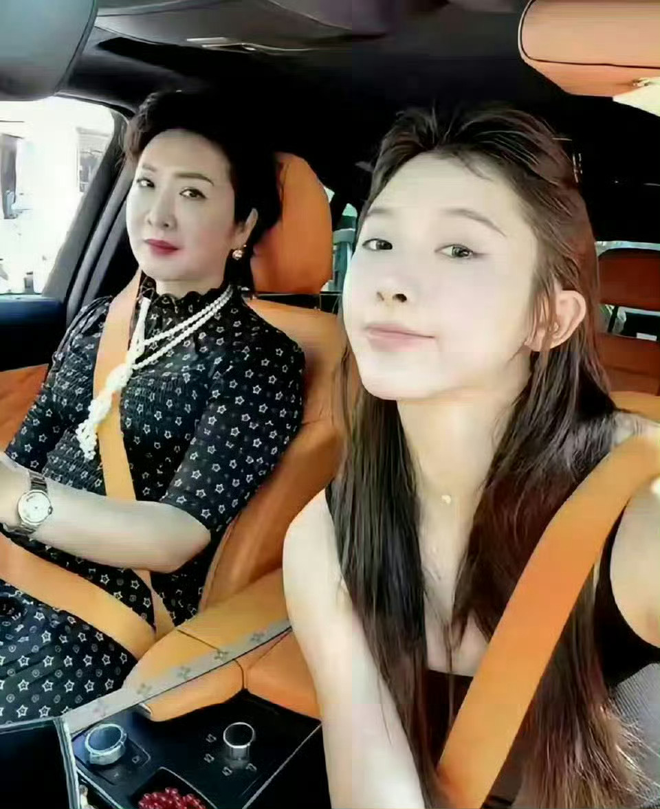 吴艳妮才是最早一批的王诗龄吧，她妈妈长相大气又是舞蹈演员，跟女儿合照就像姐妹。 