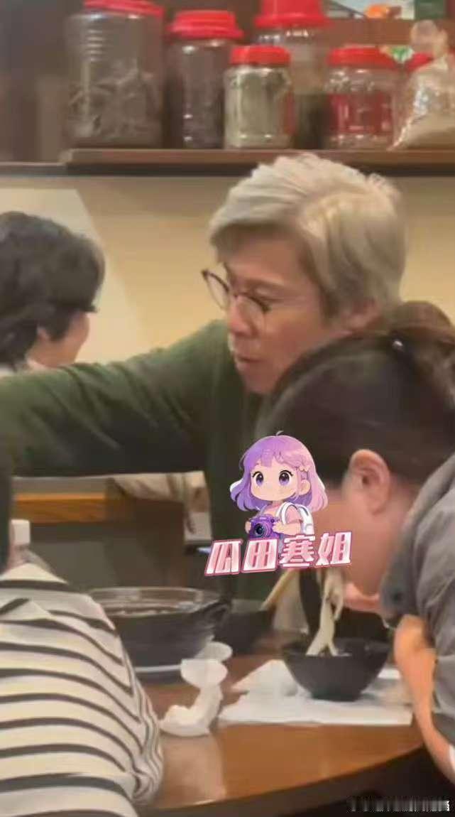 网传李乃文儿子大约10岁李乃文头发全白了 瓜田寒姐曝李乃文与一位女士以及孩子一起