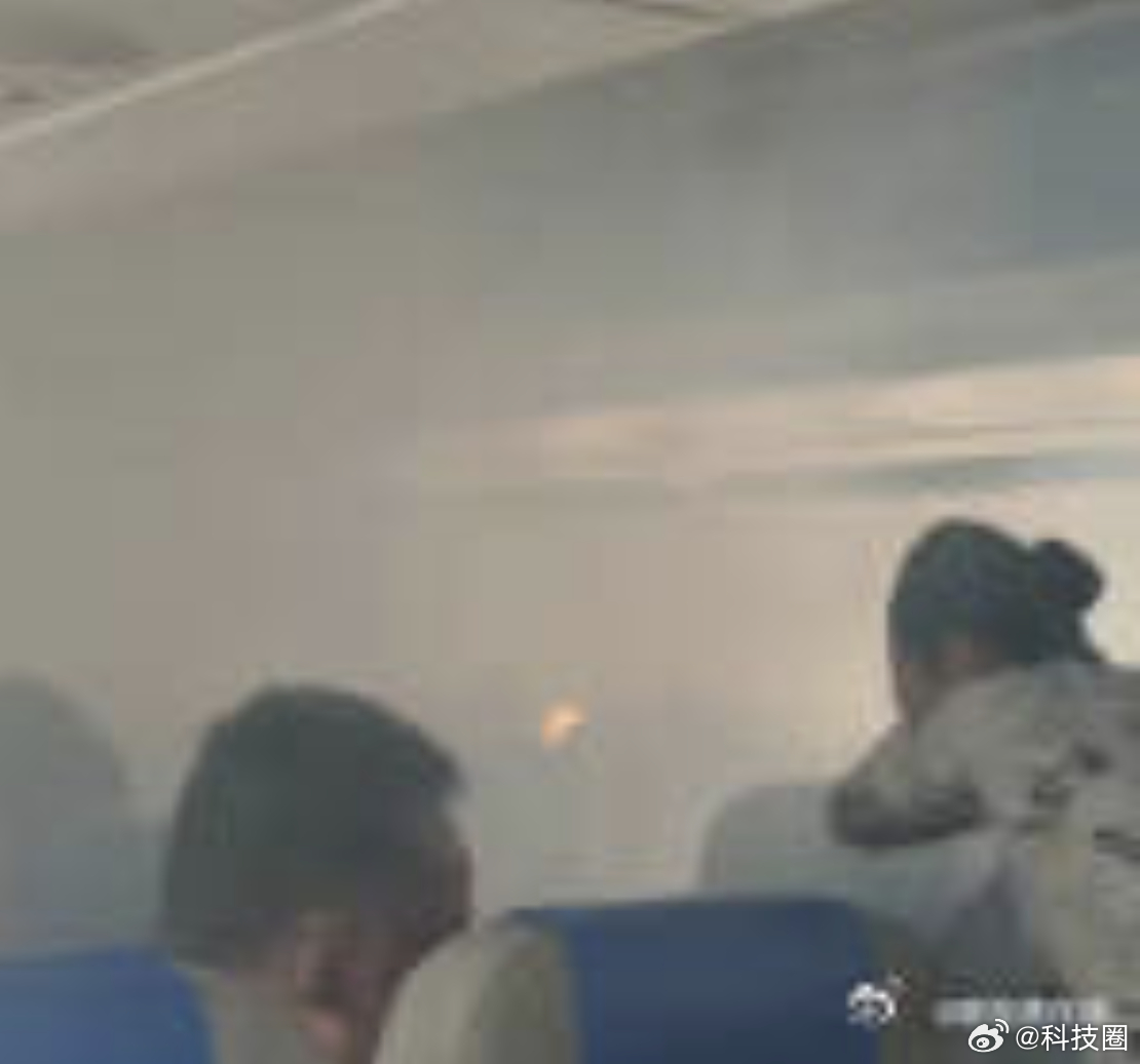 天津航空一飞机客舱冒浓烟看着还是挺吓人的，现在能上飞机肯定是有3c认证的，要是有