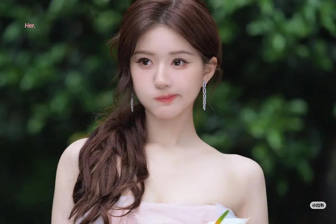 赵露思 虞书欣 杨紫怎么都爱这么歪嘴啊，不会都觉得这样很可爱吧？ ​​​