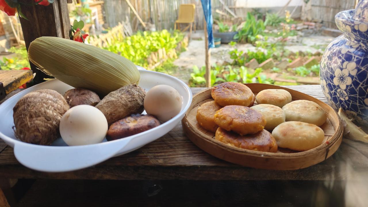 早餐也简单红薯饼，馅饼，一堆杂粮……