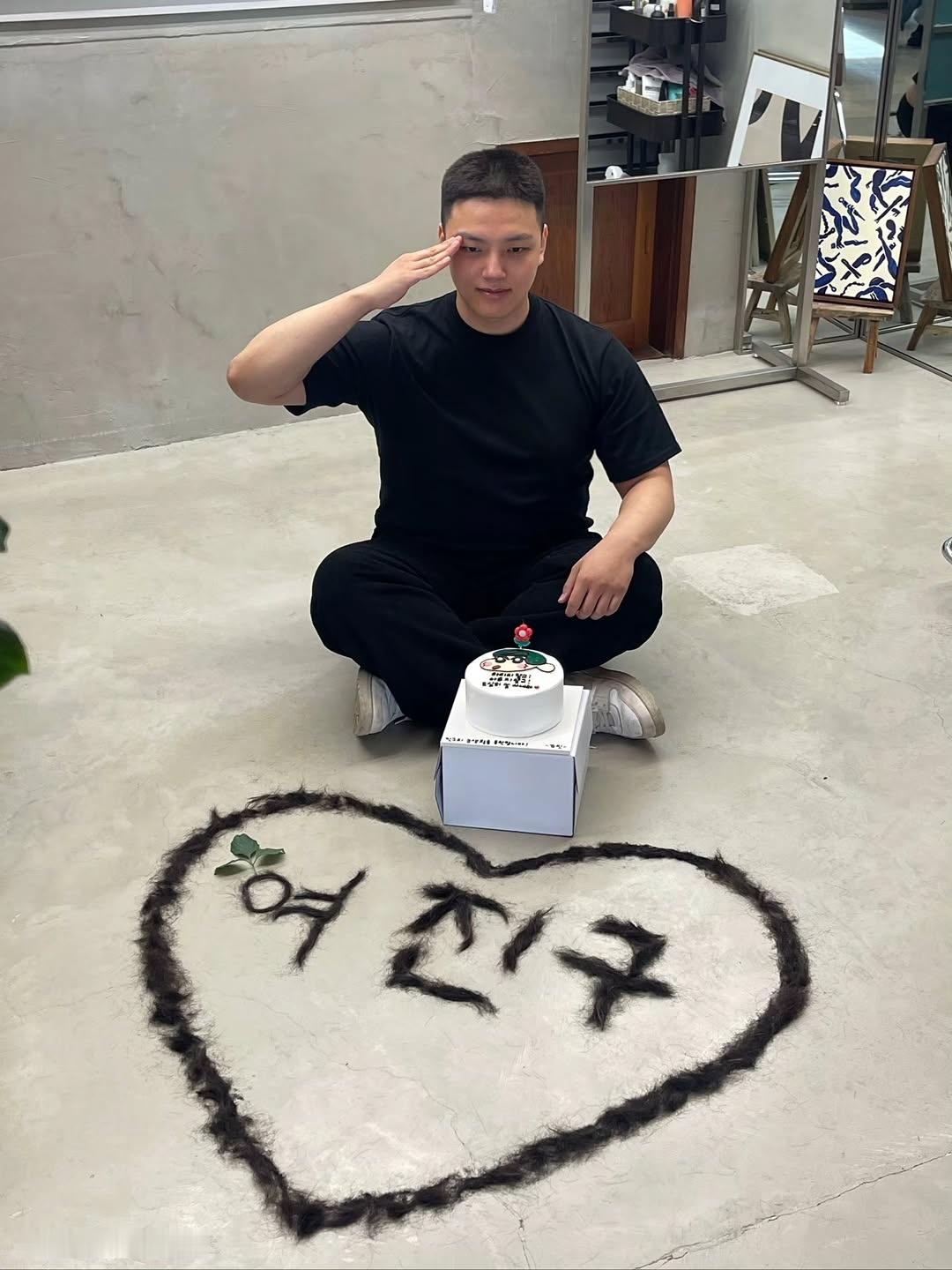 明天即将入伍的吕珍九ins更新照片 