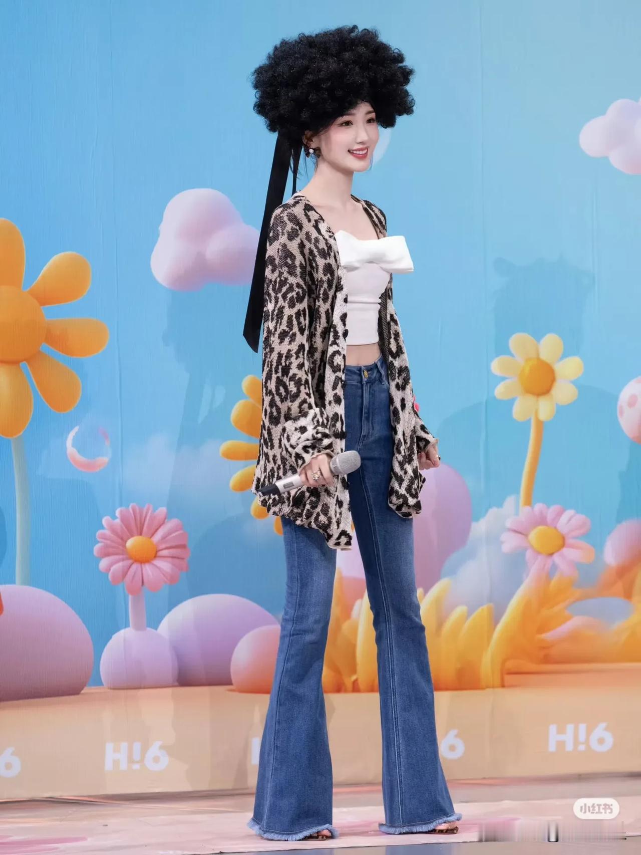 毛晓彤豹纹外套真的好漂亮！有蹲的吗？
蝴蝶结内搭也好可爱！牛仔裤也好喜欢！要不要