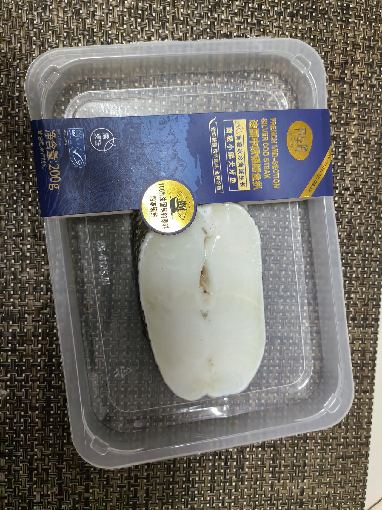 我在盒马买了帝皇鲜银雪鳕鱼扒，巴掌大一片就要99元，堪称我吃过最贵的鱼  。  