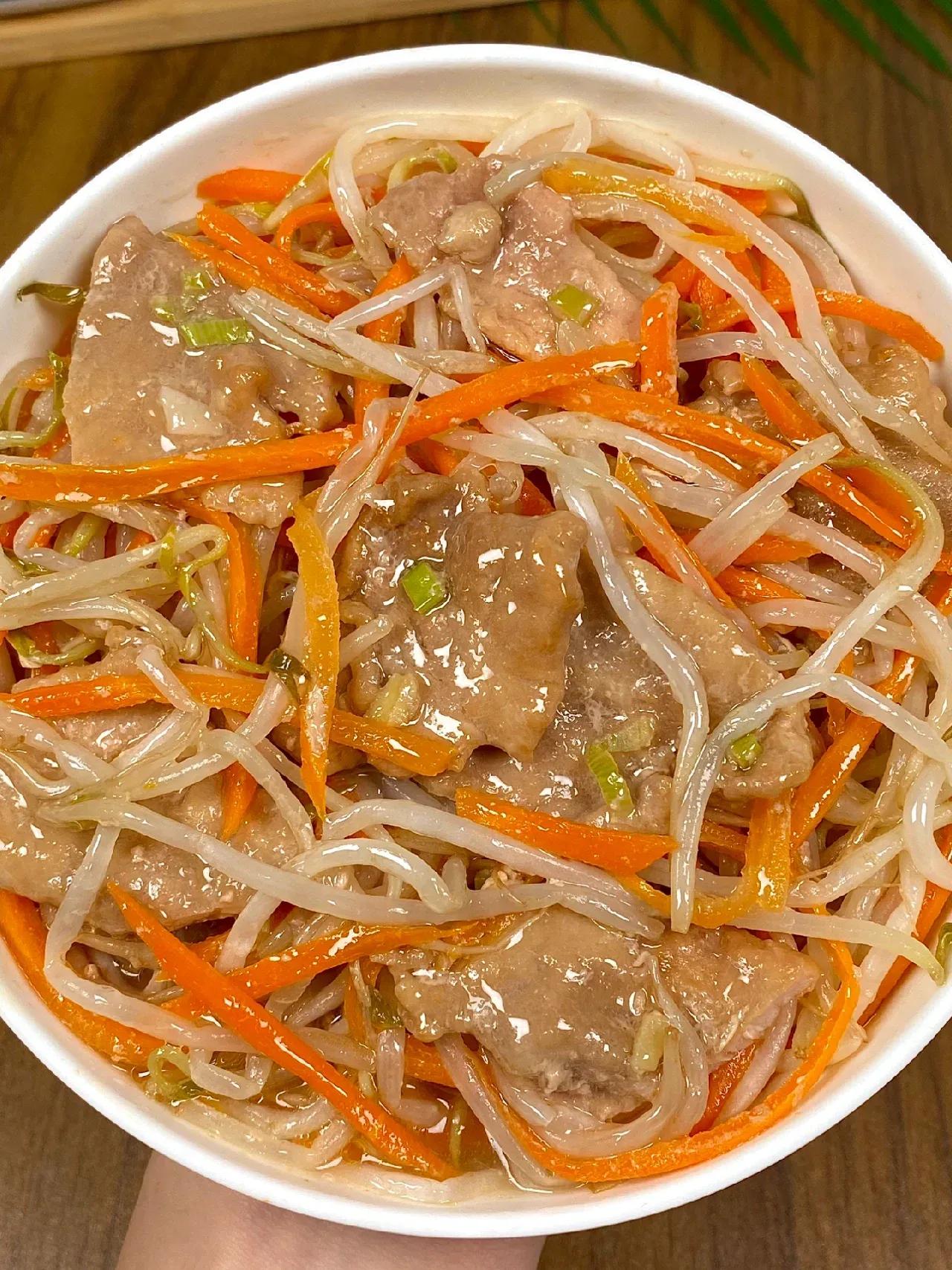 奶奶教我做的豆芽蒸肉！真的巨好吃！！|||今天做了这道豆芽蒸肉真的绝绝子！！
肉