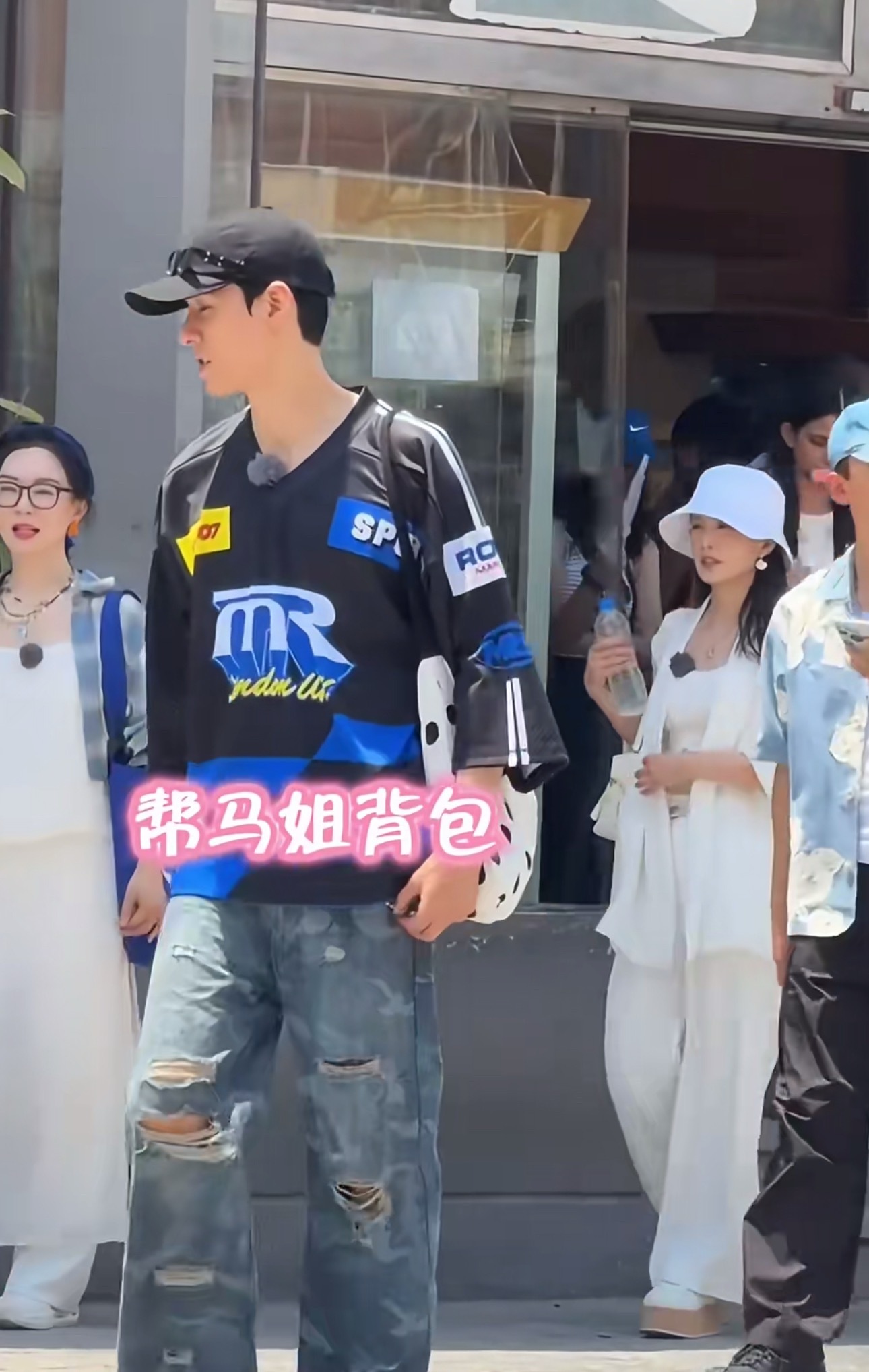 花少7里那些龚俊帮姐姐妹妹们背过的包🎒不愧是川渝男娃👍 ​​​