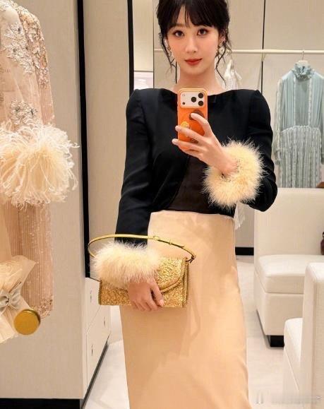 网友要求“小猴紫”杨紫交出自拍照，杨紫顺从的回应，好咯～我交出来了。自拍中的小猴