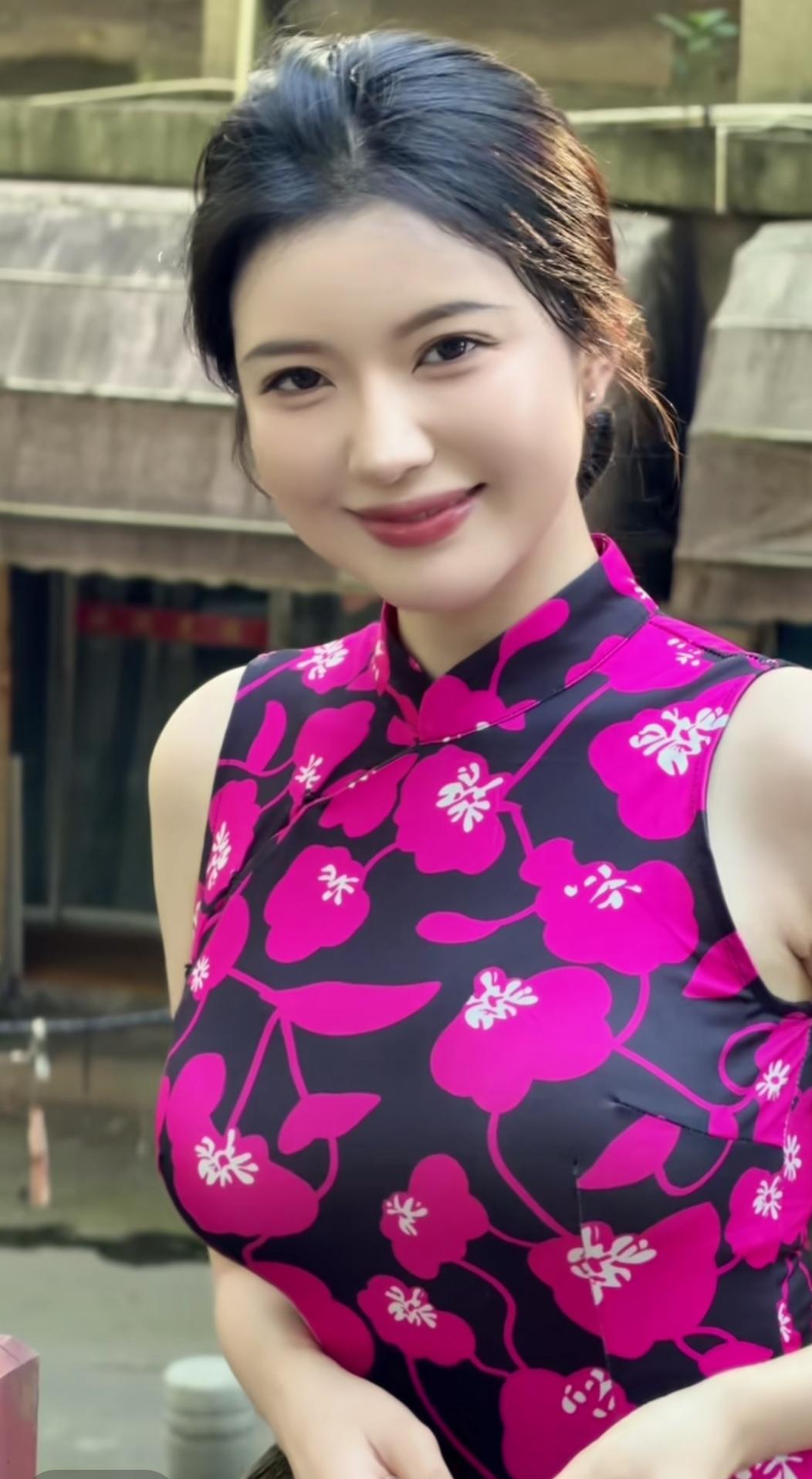 粉黛佳人桥边笑，对照花影意自娇。