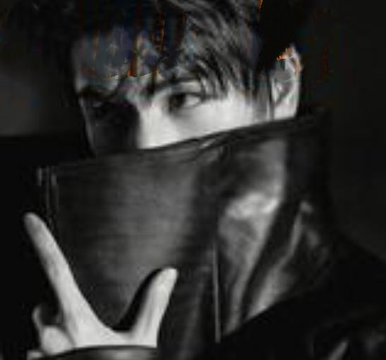 近日，张凌赫《ELLE》四月刊封面预告发布，引发广泛关注。
封面主题为“时空折叠