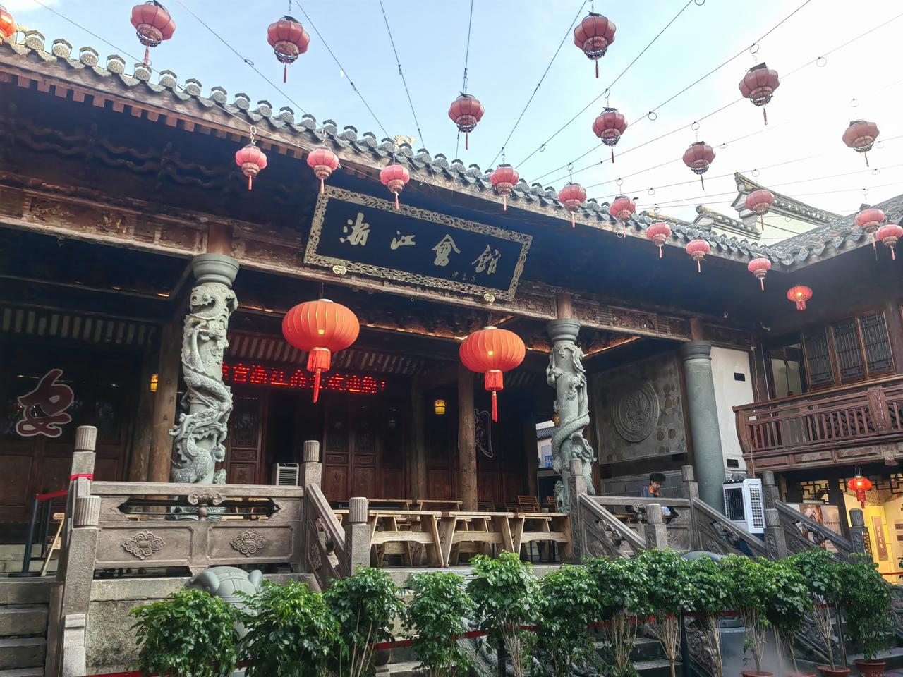 福州上下杭，在古时候便是全国商人的汇聚之地。其中，浙江会馆占地最大，位置最好，里