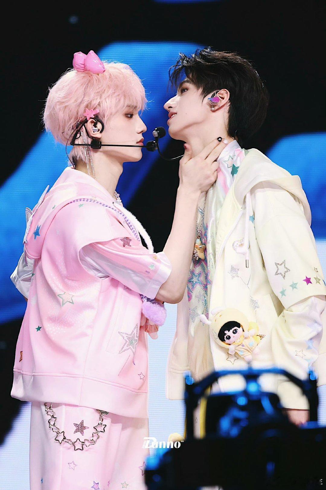 苏新皓口红抹朱志鑫脖子上了朱志鑫苏新皓的第三个吻痕《第三个吻痕》舞台封神名场面！