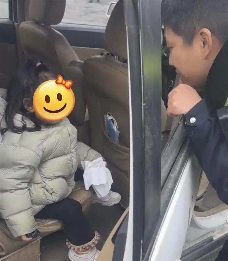 2月25日12时许，漯河交警二大队漯舞路中队交警徐康宁、胡潇天、臧文斌等人在体育