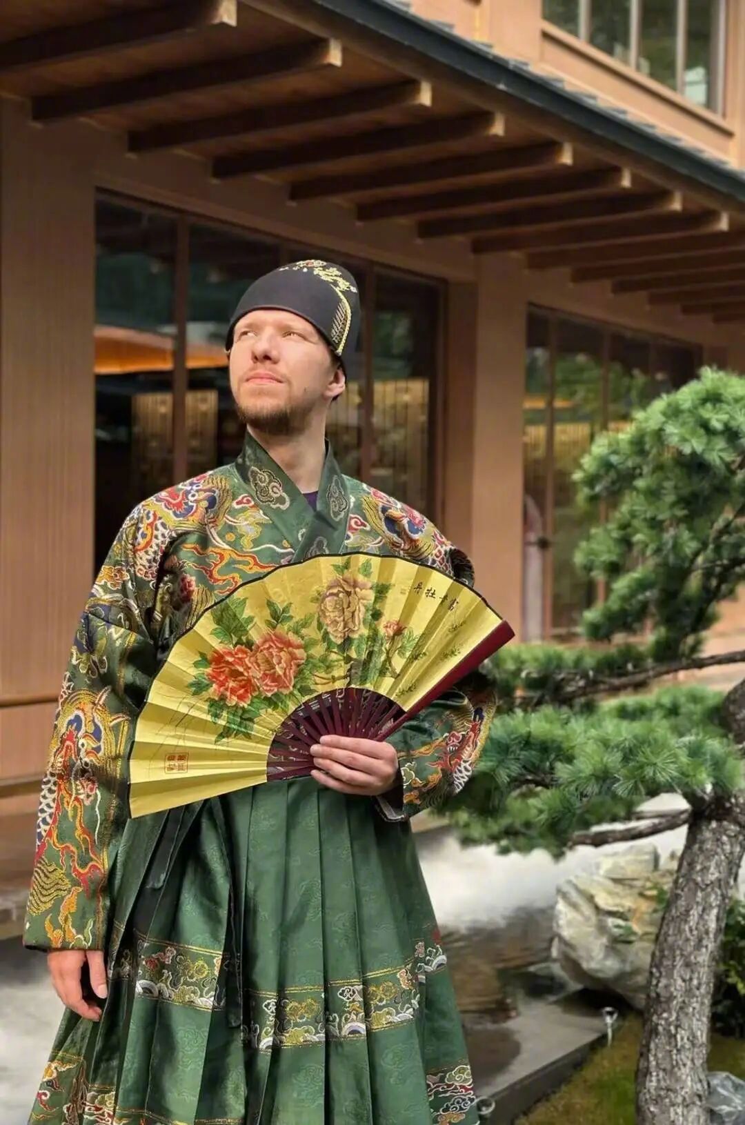 #马年春节掀起外国友人来华热#【#外国人来华过年机票预订翻四倍#】近日，越来越多