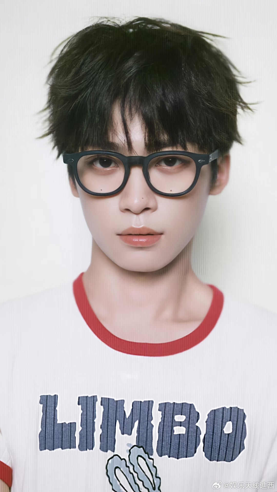 梓渝戴眼镜太绝了！斯文又清冷，少年感直接拉满，镜框一戴气场全开，妥妥的顶流颜值天