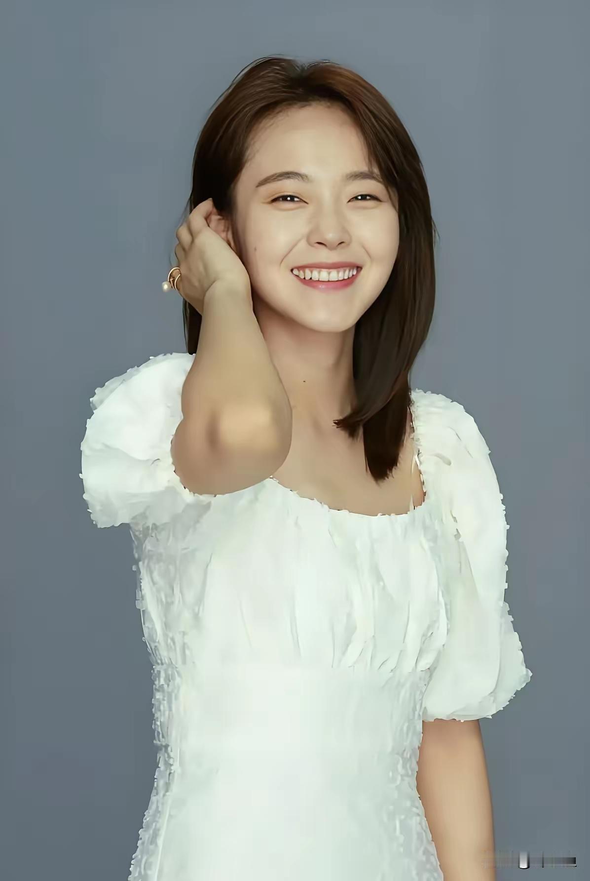 37岁的张佳宁出生于吉林，因为父亲重男轻女，早早的跟母亲离了婚，母亲依靠打零工、