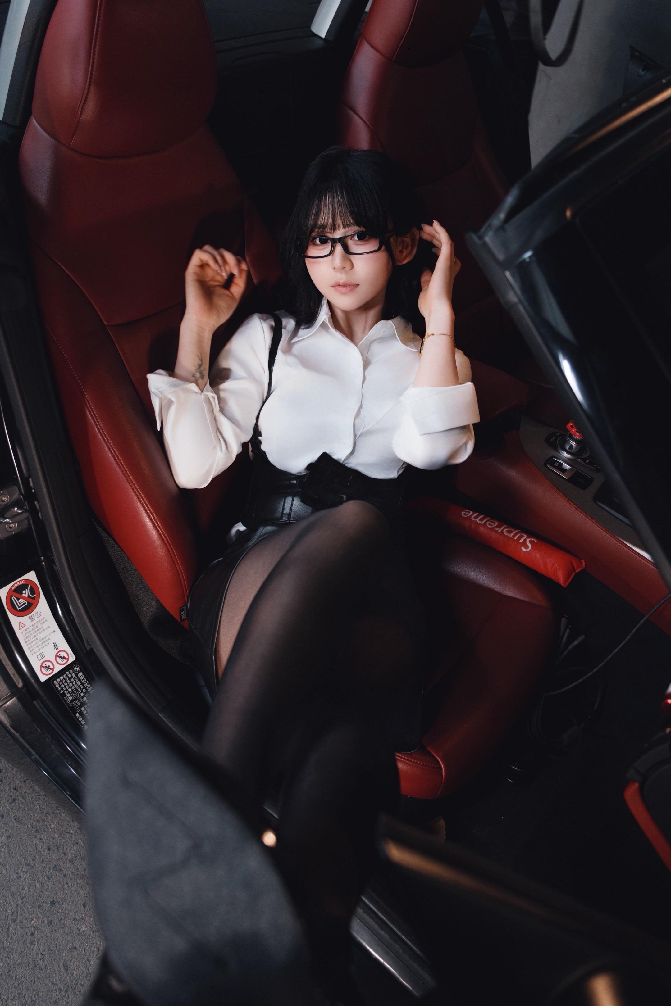 白衬衣黑包裙 和车合照 可爱又飒