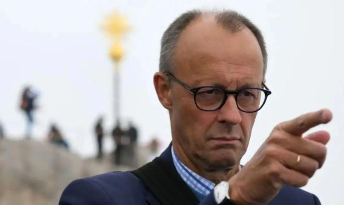 2月14日德国总理默茨在慕尼黑安全会议上，对着全球镜头，公开点名中国，称中方“系