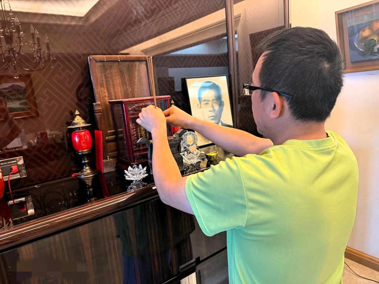 陈致中大过年前脚刚喊完“不是中国人”，后脚身体就“叛变”，乖乖写春联、跪拜祖先，