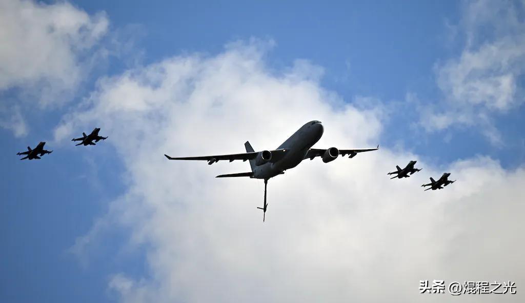 英国增派台风战机强化卡塔尔防御！

9小时前，英国国防部称将向卡塔尔增派四架台风