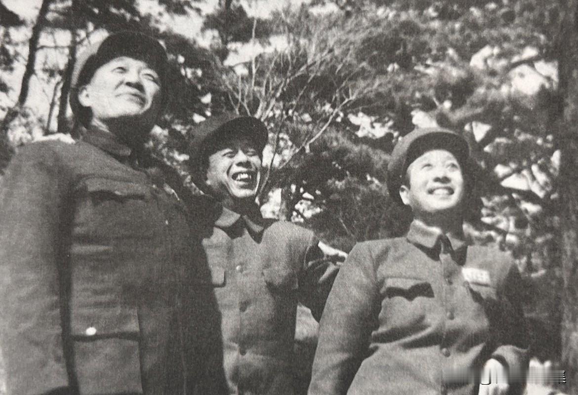 抗美援朝时期，张秀山和贺晋年、甘渭汉在一起合影。张秀山作为东北局第二副书记兼东北