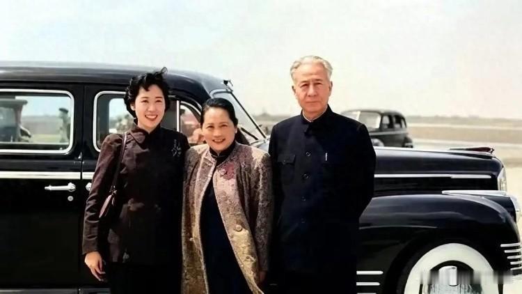 1957年，刘少奇、王光美夫妇与宋庆龄在上海龙华机场的珍贵瞬间。宋庆龄站在中间，